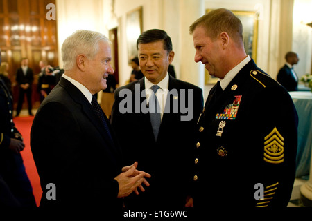 Da sinistra, il Segretario della Difesa Robert Gates, segretario degli Affari dei Veterani Eric Shinseki e Sgt. Il Mag. dell'esercito Kenneth O. Foto Stock