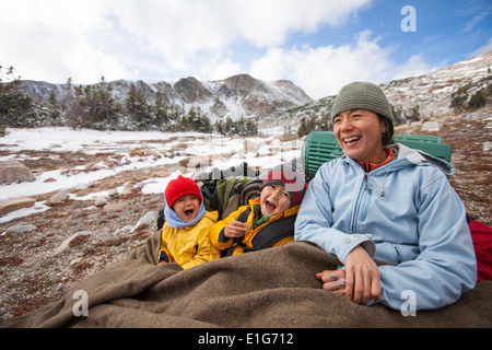Madre e figlio godetevi una passeggiata lungo una neve intercapedine riempita Trail Foto Stock