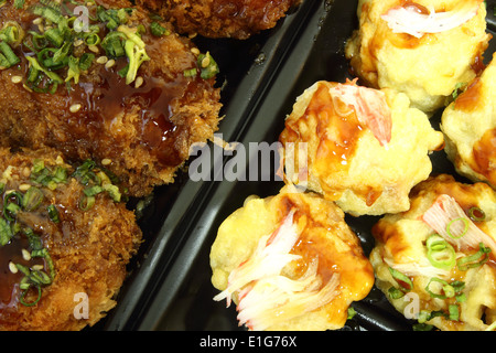 Milanese di pollo con salsa teriyaki e gnocchi di giapponese in lamiera nera Foto Stock