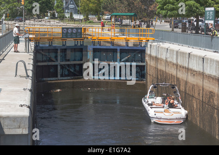 Canada parchi dipendente aziona la serratura mentre i barcaioli rilassarsi in attesa per la serratura 34 per riempire Fenelon Falls Ontario Kawartha Lakes Foto Stock