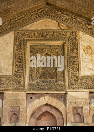 India, Nuova Delhi, Lodhi Gardens, all'interno della bara Gumbad moschea, iscrizioni coranici Foto Stock