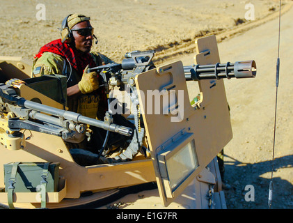 Un forze per le operazioni speciali sniper con la forza internazionale di assistenza alla sicurezza (ISAF) posizioni sua M-134 mitragliatrice si affacciano Foto Stock