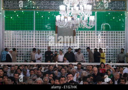 Tehran, Iran. Il 3 giugno, 2014. Iraniani assistere ad una cerimonia per l anniversario della morte di Iran del defunto capo Ayatollah Ruhollah Khomeini di Khomeini il santuario in Behesht Zahra cimitero nel sud di Tehran. (Credit: Credito: Morteza Nikoubazl/ZUMAPRESS.com/Alamy Live News) Foto Stock