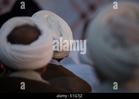 Tehran, Iran. Il 3 giugno, 2014. I chierici assistere ad una cerimonia per l anniversario della morte di Iran del defunto capo Ayatollah Ruhollah Khomeini di Khomeini il santuario in Behesht Zahra cimitero nel sud di Tehran. (Credit: Credito: Morteza Nikoubazl/ZUMAPRESS.com/Alamy Live News) Foto Stock