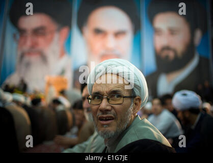 Tehran, Iran. Il 3 giugno, 2014. Un chierico guarda mentre partecipavo a una cerimonia per l anniversario della morte di Iran del defunto capo Ayatollah Ruhollah Khomeini di Khomeini il santuario in Behesht Zahra cimitero nel sud di Tehran. (Credit: Credito: Morteza Nikoubazl/ZUMAPRESS.com/Alamy Live News) Foto Stock