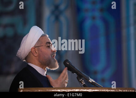 Tehran, Iran. Il 3 giugno, 2014. Il presidente iraniano HASSAN ROUHANI gesti mentre si parla nel corso di una cerimonia per l anniversario della morte di Iran del defunto capo Ayatollah Ruhollah Khomeini di Khomeini la tomba in Behesht Zahra cimitero nel sud di Tehran. (Credit: Credito: Morteza Nikoubazl/ZUMAPRESS.com/Alamy Live News) Foto Stock
