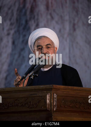 Tehran, Iran. Il 3 giugno, 2014. Il presidente iraniano HASSAN ROUHANI gesti mentre si parla nel corso di una cerimonia per l anniversario della morte di Iran del defunto capo Ayatollah Ruhollah Khomeini di Khomeini la tomba in Behesht Zahra cimitero nel sud di Tehran. (Credit: Credito: Morteza Nikoubazl/ZUMAPRESS.com/Alamy Live News) Foto Stock