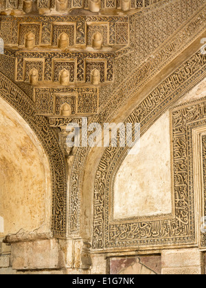 India, Nuova Delhi, Lodhi Gardens, all'interno della bara Gumbad moschea, scolpito iscrizioni coranici Foto Stock