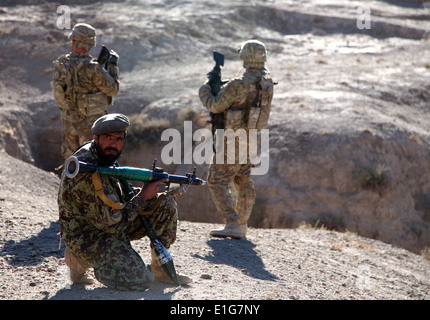 Un esercito nazionale afghano soldato, centro fornisce la sicurezza con i soldati degli Stati Uniti dalla quarta brigata Team di combattimento, decimo Mountain divisi Foto Stock