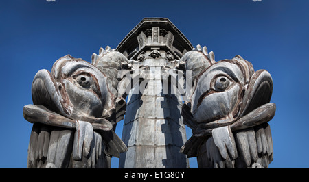 Le coperture in metallo con delfini stilizzati sulla sommità dello zinco e stagno del tetto della Vichy municipio (Allier - Auvergne - Francia). Foto Stock