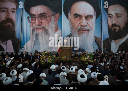 Tehran, Iran. Il 3 giugno, 2014. Il presidente iraniano HASSAN ROUHANI (C) parla durante una cerimonia per l anniversario della morte di Iran del defunto capo Ayatollah Ruhollah Khomeini di Khomeini la tomba in Behesht Zahra cimitero nel sud di Tehran. (Credit: Credito: Morteza Nikoubazl/ZUMAPRESS.com/Alamy Live News) Foto Stock