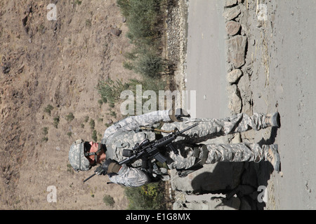 Stati Uniti Air Force Staff Sgt. Jason Joseph fornisce la sicurezza sulla scena di un incidente automobilistico in Shinwai, Parwan provincia Afghana Foto Stock