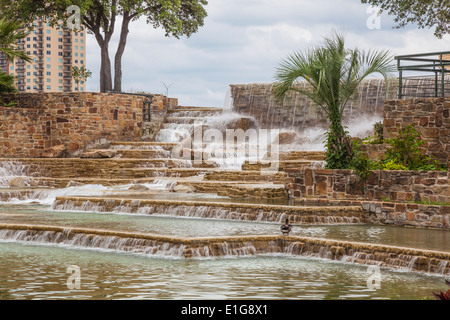 Belle cascate e rock gardens presso la Torre delle Americhe nel HemisFair park di San Antonio. Foto Stock