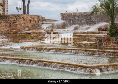 Belle cascate e rock gardens presso la Torre delle Americhe nel HemisFair park di San Antonio. Foto Stock