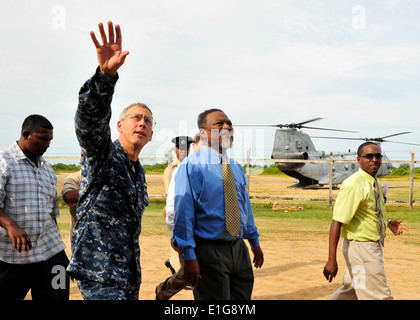 Stati Uniti Navy Capt. Thomas Negus, commodore di continuare promessa 2010, la seconda da sinistra, e il Primo Ministro della Guyana Samuel cerve Foto Stock