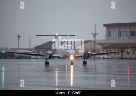 Stati Uniti Marine Corps Il Mag. Contrassegnare e McCauley Capt. Andrew Kelemen taxi un C-12W King Air 350 velivoli, mentre arrivando al Marine Corps Foto Stock