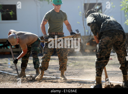 110314-N-CE642-293 -- SAN LORENZO, Honduras (Mar. 14, 2011) velisti assegnati alla Naval Mobile Battaglione di costruzione 28, Marines Foto Stock