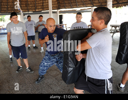 Stati Uniti Navy Chief Master-at-Arms Rodrigo Celones dimostra la corretta colpisce le tecniche per un gruppo di marinai guatemalteco participa Foto Stock