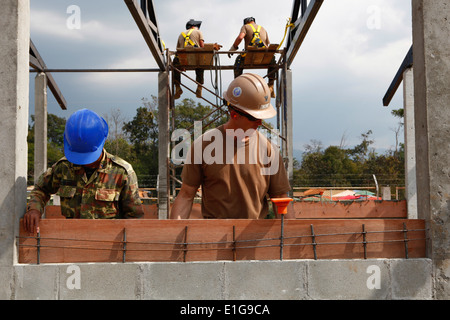 Royal Thai militare Mobile unità di sviluppo (RTM MDU) ingegneri, E DEGLI STATI UNITI Navy Seabees con Naval Mobile Battaglione di costruzione Foto Stock