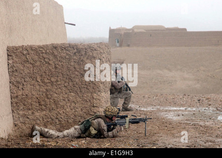 Stati Uniti Marines con 2° plotone, Kilo Company, 3° Battaglione, quinto reggimento Marine, Regimental Combat Team (RCT) 2 eseguire la scansione della zona o Foto Stock