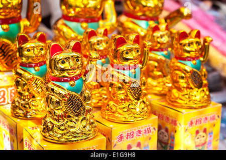 Lucky fortune gatti a un mercato di Hong Kong in stallo Foto Stock