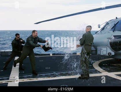 Stati Uniti Navy Lt. Thomas J. Eisenstatt, con elicottero sciopero marittimo Squadron (HSM) 70 attaccato al missile cruiser US Foto Stock