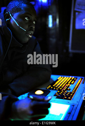 Stati Uniti Navy Controller Air-Traffic 1a classe Marcus Smalley coordina il recupero di aeromobile su un maresciallo sistema di posizionamento Foto Stock