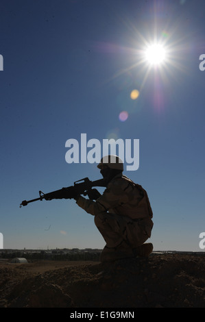 Un soldato iracheno assegnato alla società di 1°, 1° Battaglione, XXVIII Brigata meccanizzata, settimo esercito iracheno Division fornisce la sicurezza dur Foto Stock