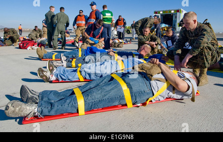 Stati Uniti Marines e civili dalla Yuma Vigili del fuoco, lo Yuma il dipartimento di polizia negli Stati Uniti Pattuglia di Confine, notizie locali statio Foto Stock