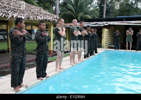 Stati Uniti Marines assegnati alla cooperazione in materia di sicurezza e della Task Force navale guatemalteco di fanti stand presso il bordo di una piscina prima di co Foto Stock