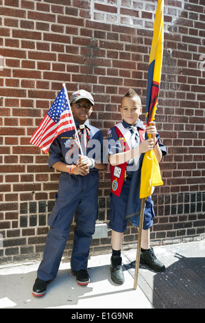 Cub scout preparare a marzo in re County Memorial Day Parade nel Bay Ridge Sezione di Brooklyn, NY, 26 maggio 2014. Foto Stock