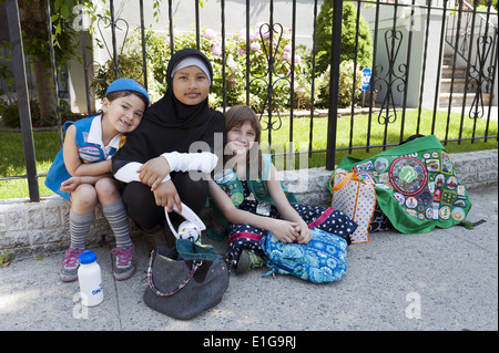 Tre ragazze scout posano per una foto al Kings County Memorial Day Parade nel Bay Ridge Sezione di Brooklyn, NY, 2014. Foto Stock