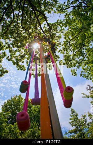 Un Maypole con nastri nel sole di mezzogiorno Foto Stock