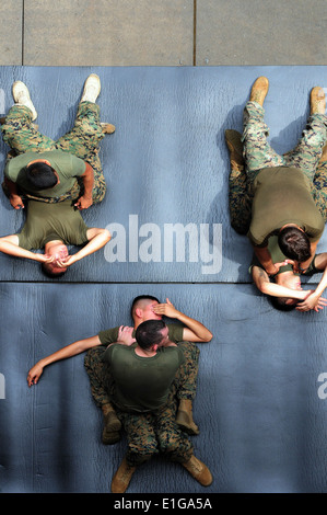 Stati Uniti Marines partecipare al Marine Corps arti marziali di formazione nel ben coperta a bordo del dock anfibio sbarco nave USS Com Foto Stock