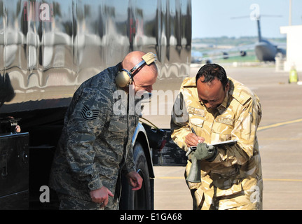 Stati Uniti Air Force Tech. Sgt. Andrew Devito, a sinistra con il trentanovesimo disponibilità logistica squadrone e un Qatar airman completare un refue Foto Stock