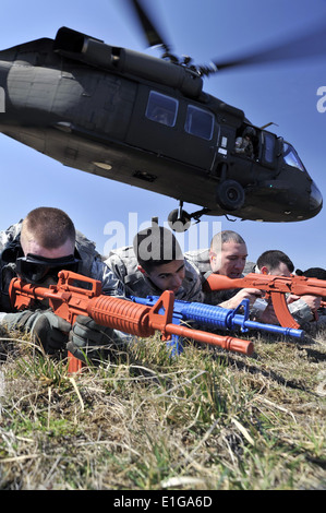 Stati Uniti Avieri con xi le forze di sicurezza del gruppo coperchio forniscono Marzo 25, 2011, mentre un UH-60 Black Hawk elicottero decolla dur Foto Stock