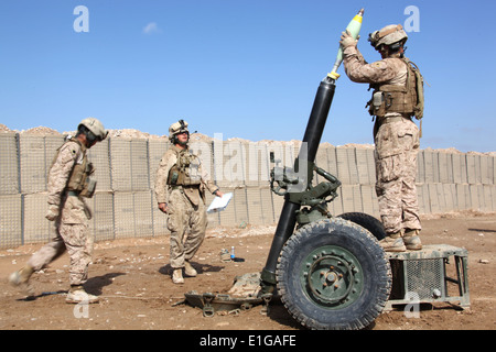 Da sinistra, U.S. Marine Corps Cpl. Liji Sui, Sgt. Richard West e Lance Cpl. Kirby Salmans, tutti con il Battaglione Team di atterraggio 3/8 Foto Stock