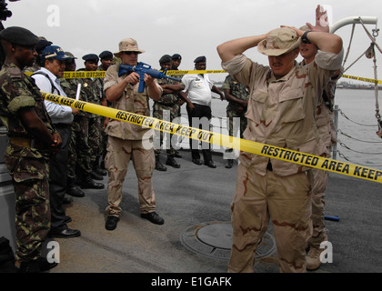 Stati Uniti Marinai di dare una dimostrazione di tattica per una visita in Angola, scheda, ricerca e sequestro team March 30, 2011, a bordo della frigat Foto Stock