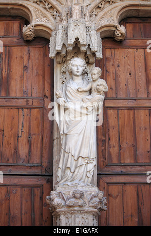 La statua della Vergine Maria con Gesù bambino nella cattedrale di Palma de Mallorca, Spagna Foto Stock