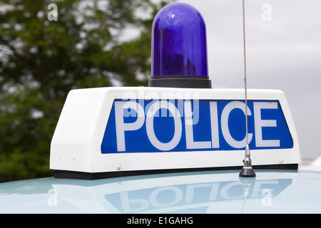 Polizia blu luce sul vecchio classico auto della polizia. Foto Stock