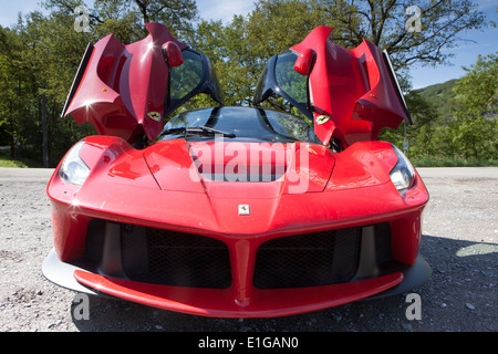 LaFerrari hybrid super car con le porte aperte Foto Stock
