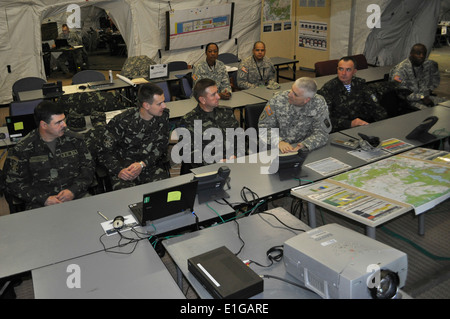 Stati Uniti Esercito Col. Keith Sledd, direttore del saber Strike 11 esercizio, il terzo da destra, mutandine l'Ucraino Forze terrestri delegat Foto Stock