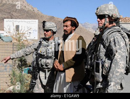 Stati Uniti Navy Cmdr. Bill Mallory, a destra il comandante della del Nuristan Provincial Reconstruction Team, e l'esercito Capt. Jyan Foto Stock