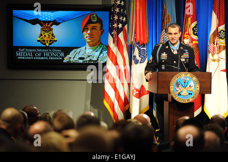 Medal of Honor destinatario U.S. Il personale dell'esercito Sgt. Salvatore Giunta grazie del suo compagno di squadra dal 1° Squad, primo plotone, Battaglia Com Foto Stock