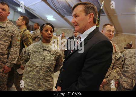 Stati Uniti Ambasciatore in Afghanistan Karl W. Eikenberry colloqui con i soldati dopo il giunto supporto Command-Afghanistan Naturaliz Foto Stock