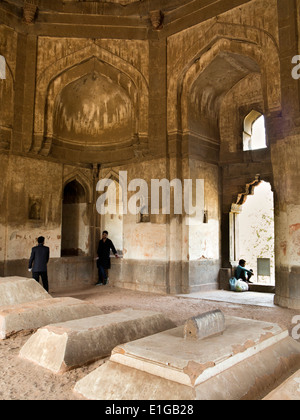 India, Nuova Delhi, Lodhi Gardens, Bara Gumbad tomba, turismo locale all'interno della moschea, il Shish (sheesh) Gumbad Foto Stock