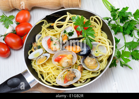 Italiano cibo tradizionale composto da spaghetti e frutti di mare fasolari,le vongole e cozze Foto Stock