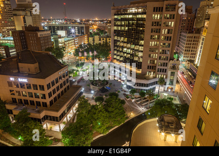 Passeggiata sul fiume nel centro di San Antonio, Texas di notte. Foto Stock