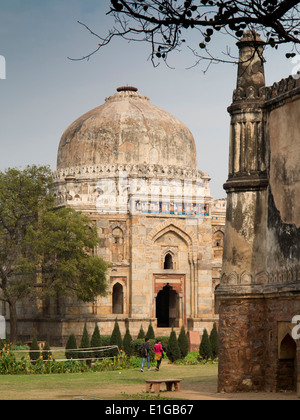 India, Nuova Delhi, Lodhi Gardens, Bara Gumbad tomba con antiche piastrelle blu entrata sopra Foto Stock