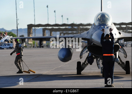 Stati Uniti Air Force Airman 1. Classe Jason Kilby, armi caricatore, dalla 79th Manutenzione aeromobili squadrone, Shaw Air Force Base, Foto Stock